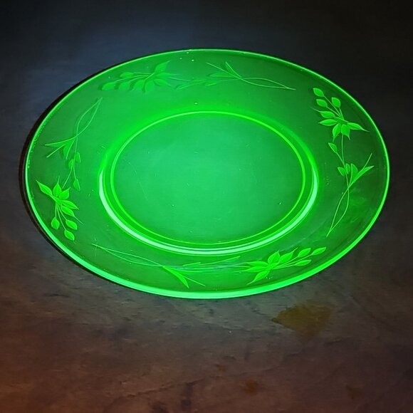 Uranium Glass Plates 6pcs 7.5in Etched Flowers Depression Glass. Geiger Tested. - Picture 7 of 10